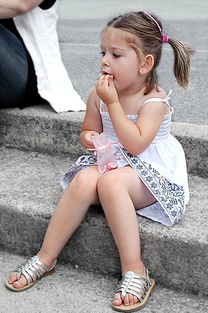 Petite-fille qui mange les dragées. Photographie : Richard et Rachel Joubi