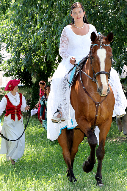 Mariée sur un cheval. Photographie : Richard et Rachel Joubi