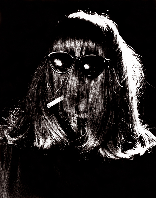 Prise de vue en studio noir et blanc. Photographié par Richard Joubi