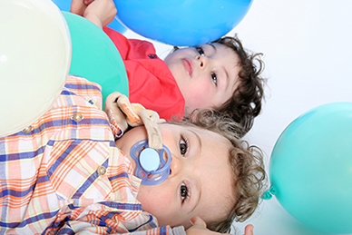 Deux enfants allongés sur le sol. Photographie : Richard et Rachel Joubi